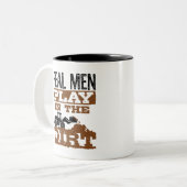 Bauliche Männer spielen in der Schranke Zweifarbige Tasse (Vorderseite Links)