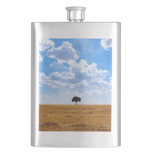 Baum auf einem geernteten Weizenfeld Flachmann (Vorderseite)