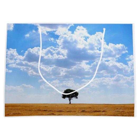 Baum auf einem geernteten Weizenfeld Große Geschenktüte (Vorderseite)