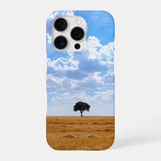 Baum auf einem geernteten Weizenfeld iPhone Hülle (Rückseite)