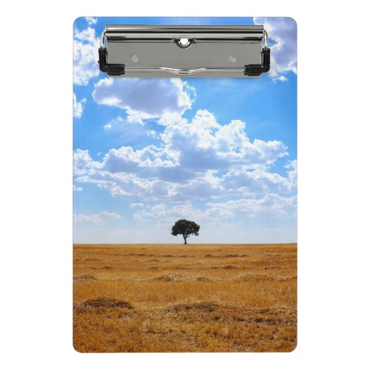 Baum auf einem geernteten Weizenfeld Mini Klemmbrett (Vorderseite)