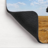 Baum auf einem geernteten Weizenfeld Mousepad (Ecke)
