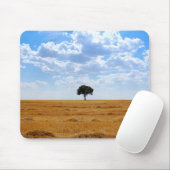 Baum auf einem geernteten Weizenfeld Mousepad (Mit Mouse)