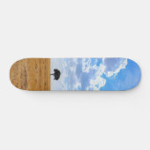 Baum auf einem geernteten Weizenfeld Skateboard (Horizontal)