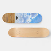 Baum auf einem geernteten Weizenfeld Skateboard (Horizontal)