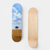 Baum auf einem geernteten Weizenfeld Skateboard (Vorderseite)