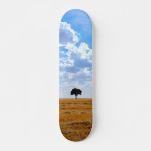 Baum auf einem geernteten Weizenfeld Skateboard