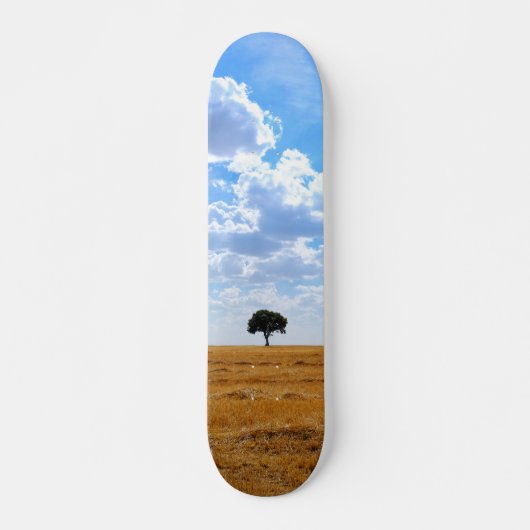Baum auf einem geernteten Weizenfeld Skateboard (Vorne)