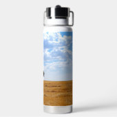 Baum auf einem geernteten Weizenfeld Trinkflasche (Hinten)