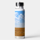 Baum auf einem geernteten Weizenfeld Trinkflasche (rechts)