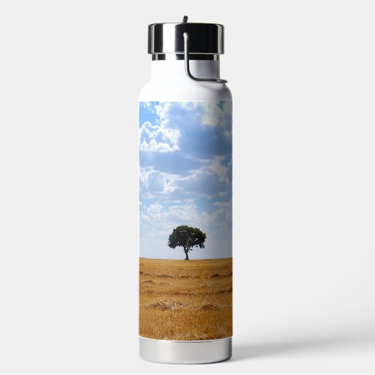 Baum auf einem geernteten Weizenfeld Trinkflasche (Links)