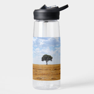 Baum auf einem geernteten Weizenfeld Trinkflasche
