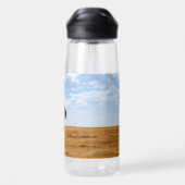 Baum auf einem geernteten Weizenfeld Trinkflasche (Rückseite)
