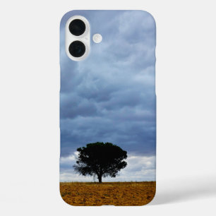 Baum auf einem leeren Feld iPhone 16 Plus Hülle