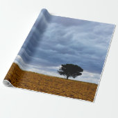 Baum auf einem leeren Feld Geschenkpapier (Ungerollt)