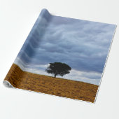 Baum auf einem leeren Feld Geschenkpapier (Ungerollt)