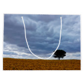Baum auf einem leeren Feld Große Geschenktüte (Rückseite)