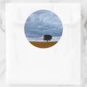 Baum auf einem leeren Feld Runder Aufkleber (Tasche)