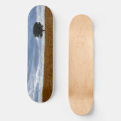 Baum auf einem leeren Feld Skateboard (Vorderseite)