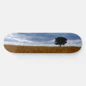 Baum auf einem leeren Feld Skateboard (Horizontal)