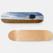Baum auf einem leeren Feld Skateboard (Horizontal)