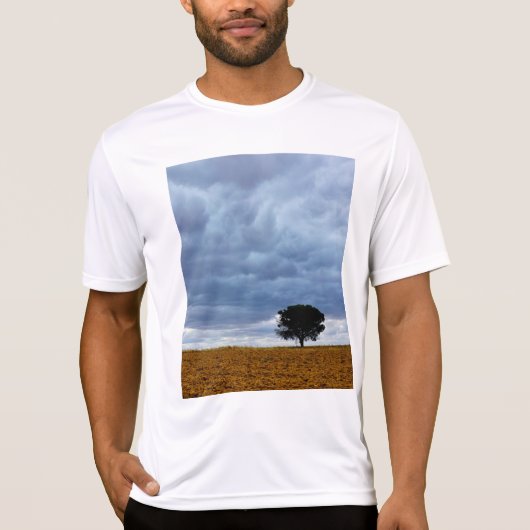 Baum auf einem leeren Feld T-Shirt (Vorderseite)