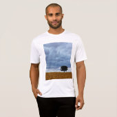 Baum auf einem leeren Feld T-Shirt (Vorne ganz)