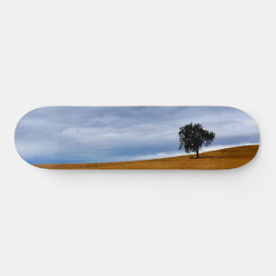 Baum auf einem Weizenfeld Skateboard