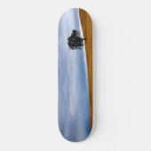 Baum auf einem Weizenfeld Skateboard (Vorderseite)