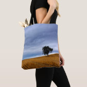 Baum auf einem Weizenfeld Tasche (Von Nahem)