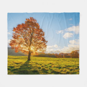 Baum auf Feuer Fleecedecke