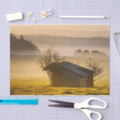 Baum dekorierte Hütte am Morgen Nebel Seidenpapier (Handwerk)