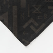 Baum des Lebens mit Triquetra auf Futhark Muster Fleecedecke (Ecke)