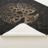 Baum des Lebens mit Triquetra auf Futhark Muster Sherpadecke (3/4)