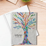 Baum des Lebens Regenbogenfarben Custom Planner Planer<br><div class="desc">Dieser einzigartige Planner ist mit einem niederbogenfarbenen Mosaik "Tree of Life" auf einem hellgrauen Hintergrund dekoriert. Das ursprüngliche Design wurde aus winzigen Teilen aus Glas in lebhaften Farben hergestellt. Passen Sie es mit Ihrem Namen und Jahr an. Original Mosaik © Michele Davies.</div>