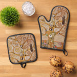 Baum des Lebens von Gustav Klimt, stilisiert Jugen Ofenhandschuh & Topflappen-Set<br><div class="desc">Baum des Lebens (1905-1911) von Gustav Klimt. Der Baum des Lebens ist ein Vintages Jugendstil-Gemälde mit dem Wissensbaum, das den schwarzen Beute, das Todessymbol, in Frage stellt. Der normale Lebenszyklus im Sinne von Freud und Klimt. Die Stoclet Frieze ist eine Serie von Symbolismus-Panels und Gustav Klimts letzter großer Wandarbeit. Sie...</div>
