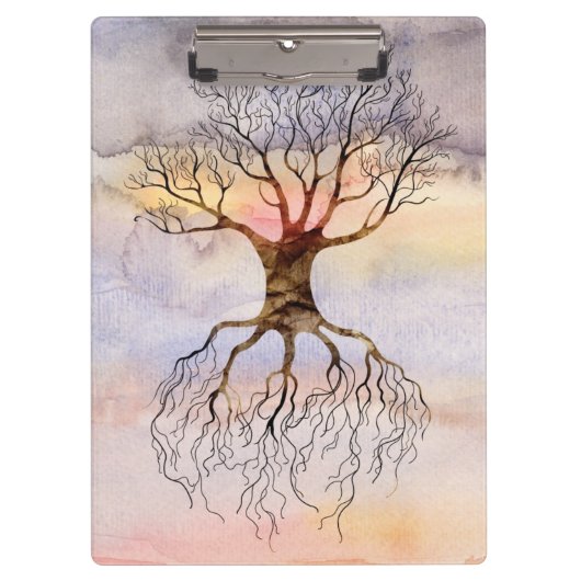 Baum gegen den Himmel Klemmbrett (Vorderseite)