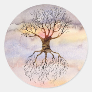 Baum gegen Himmel Runder Aufkleber