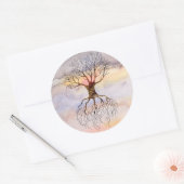 Baum gegen Himmel Runder Aufkleber (Umschlag)