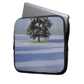 Baum im Schnee umfaßte Landschaft Laptopschutzhülle (Vorderseite Links)