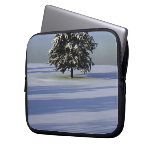 Baum im Schnee umfaßte Landschaft Laptopschutzhülle (Vorderseite Links)