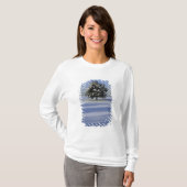 Baum im Schnee umfaßte Landschaft T-Shirt (Vorne ganz)