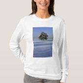 Baum im Schnee umfaßte Landschaft T-Shirt (Vorderseite)