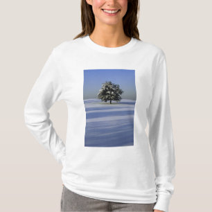 Baum im Schnee umfaßte Landschaft T-Shirt