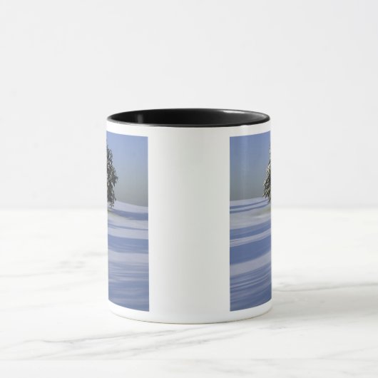Baum im Schnee umfaßte Landschaft Tasse (Zentrum)