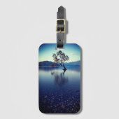 Baum im See bei Morgengrauen Gepäckanhänger (Vorderseite Vertikal)