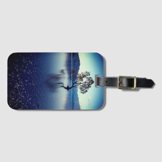 Baum im See bei Morgengrauen Gepäckanhänger (Vorderseite (Horizontal))