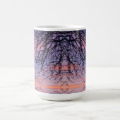 Baum in der Abenddämmerung Kaffeetasse (Mittel)