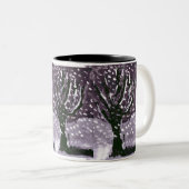 Baum in der Schnee-Tasse Zweifarbige Tasse (VorderseiteRechts)