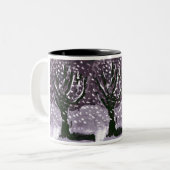 Baum in der Schnee-Tasse Zweifarbige Tasse (Vorderseite Links)
